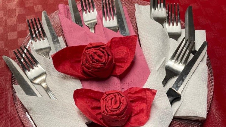 Aziz, umělec a design&eacute;r, pečlivě prostřel pro cel&eacute; společenstv&iacute;