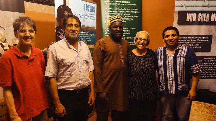 Členov&eacute; komunity, působ&iacute;c&iacute; v domovech pro migranty, společně se členy Misijn&iacute;ho společenstv&iacute; z Villaregia