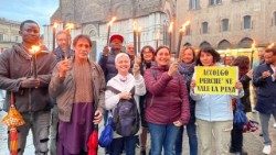 Zasvěcení mužové a ženy doprovázejí migranty při manifestaci v Boloni