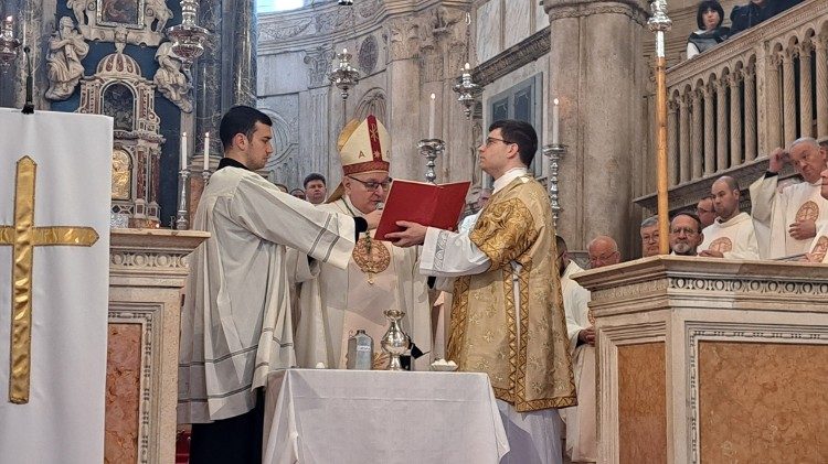 Posveta ulja u katedrali sv. Jakova u Šibeniku (Foto: Neno Kužina)