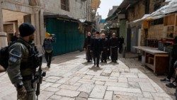 Via Crucis ulicemi Jeruzaléma - tentokrát ji směla projít jen malá skupina františkánů