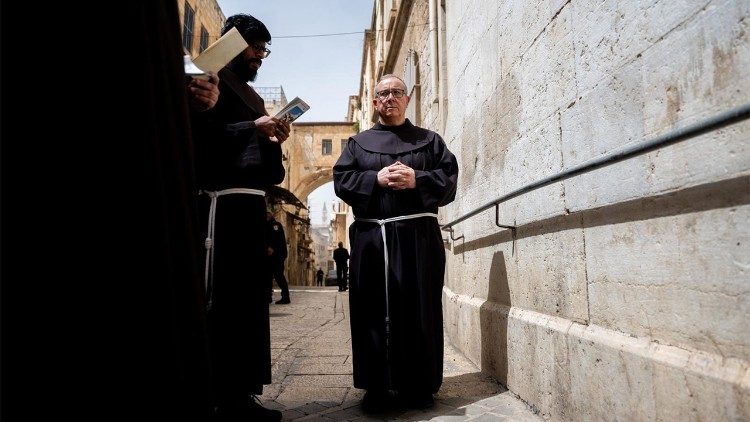 क्रूस मार्ग  ध्रमविधि में संरक्षक फादर फ्रांसेस्को  इलेपो