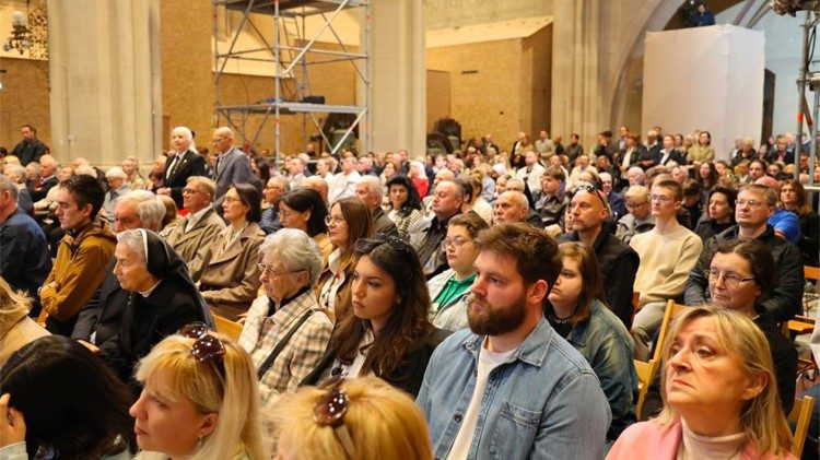 Vjernici na Uskrs u zagrebačkoj katedrali (Foto: TUZGN)