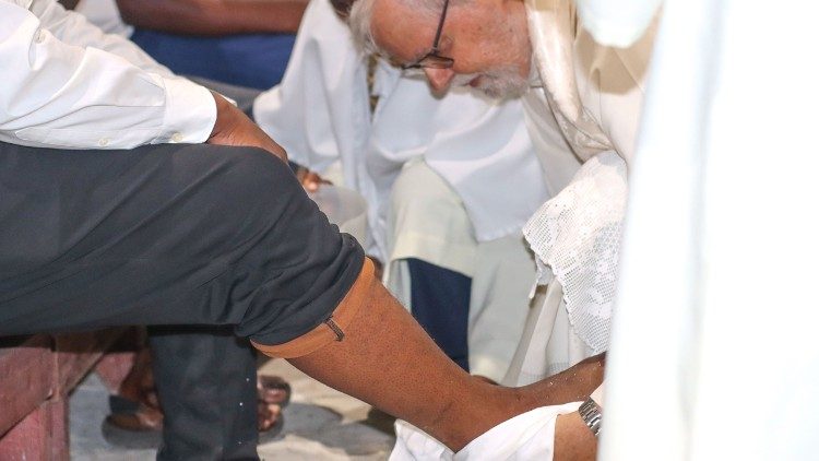 Dom Claudio Dalla Zuanna, durante o Lava-pés na arquidiocese Beira (Moçambique)