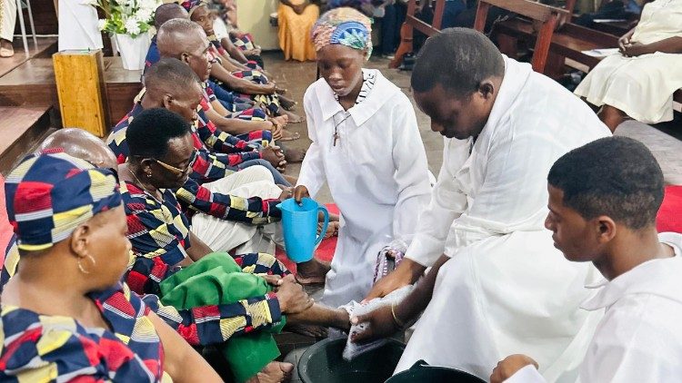 O lava-p&eacute;s numa das par&oacute;quias da Beira (Mo&ccedil;ambique)