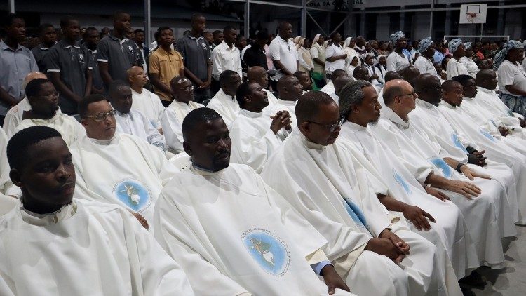 Sacerdotes da arquidiocese da Beira durante a Missa Crismal