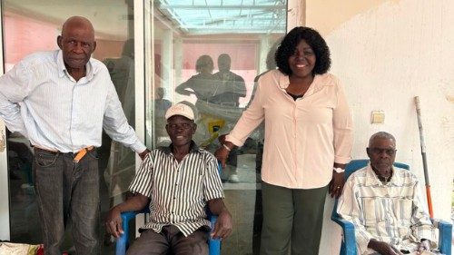 Papež navšt&iacute;v&iacute; dům pro star&eacute; lidi - často opuštěn&eacute; pod z&aacute;minkou čarodějnictv&iacute;