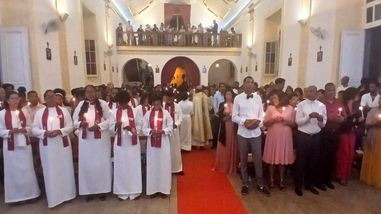 Doze fi&eacute;is fizeram-se batizar na Vig&iacute;lia Pascal 