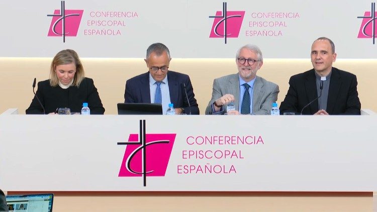 Sara de la Torre, delegada episcopal de Medios del arzobispado de Madrid; Fernando Giménez Barriocanal y Yago de la Cierva, coordinadores de la visita de León XIV a España; y Josetxo Vera, director de la Oficina de Información de la CEE.