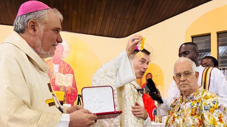 Bispo da Diocese de Tete (Mo&ccedil;ambique), Dom Diamantino Guapo Antunes, com o mission&aacute;rio Serafino Piras