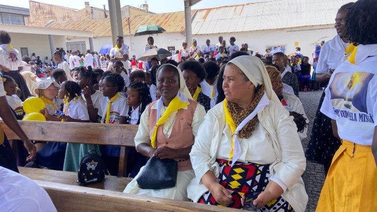 Angola - Fiéis aguardam visita de Leão XIV já com as cores da Bandeira do Vaticano