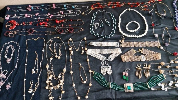 Podopieczne domu uczą się wytwarzać biżuterię