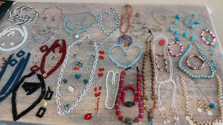  Las joyas elaboradas por las mujeres del "taller de joyer&iacute;a".