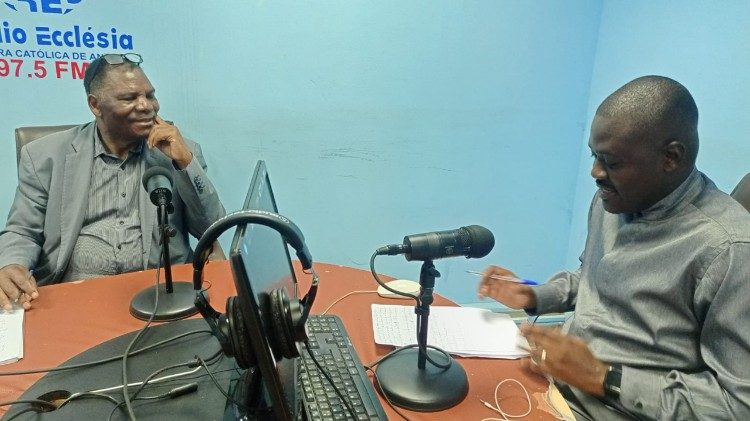 Mois&eacute;s Malumbu a ser entrevistado na R&aacute;dio Ecclesia, em Luanda