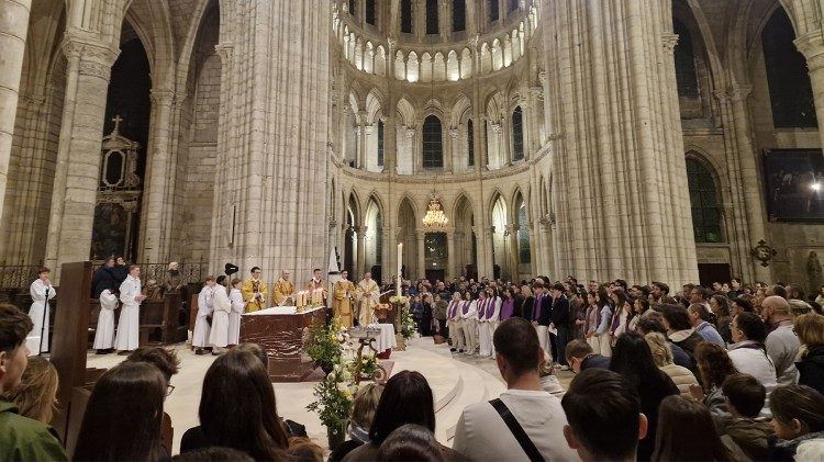 Ponad 21 tys. os&oacute;b przyjęło we Francji chrzest w Wigilię Paschalną. Kolejni się przygotowują