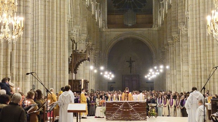 Wigilia Paschalna z liturgią chrzcielną w katedrze w Soissons, we Francji
