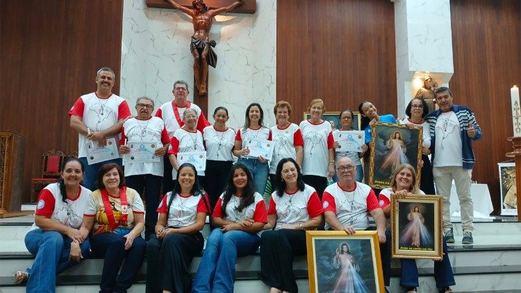 Novos Apóstolos da Misericórdia em São Paulo: momento da consagração dos AEDM na Paróquia Santo Antônio de Lisboa, em Presidente Venceslau (©Luiz Carlos Nomura)