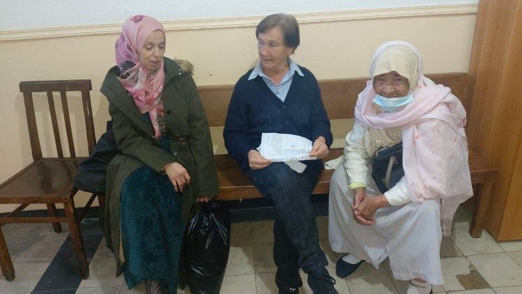  La hermana Lourdes entre dos mujeres argelinas