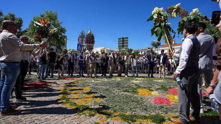 Dezenas de caixas com flores, apanhadas pelo povo, nos jardins, nos campos e nos montes ...