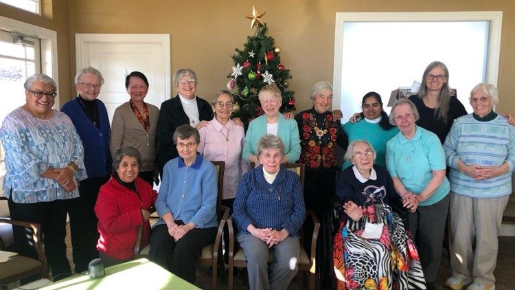 Sœur Kakali avec la communaut&eacute; des sœurs auxiliatrices de Chicago (photo prise par une sœur auxiliatrice).
