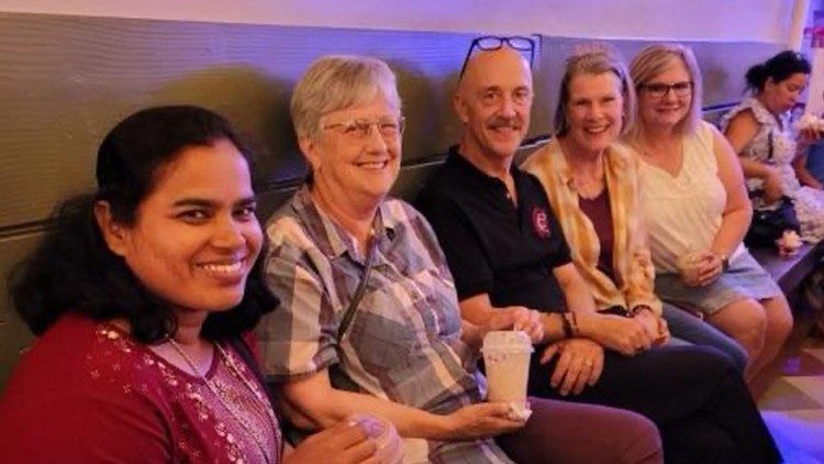 Sœur Kakali avec ses coll&egrave;gues de Chicago, o&ugrave; elle a suivi un master en counseling (photo prise par un coll&egrave;gue).