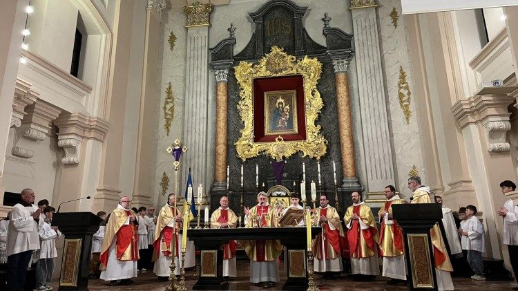 Un momento de la visita del padre Miguel Márquez Calle a Ucrania.