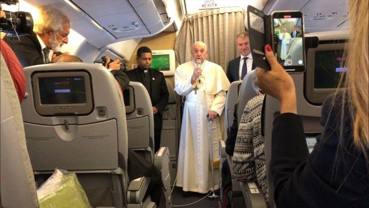 El Papa Francisco y periodistas en el vuelo a Canad&aacute; (24 de julio de 2022).