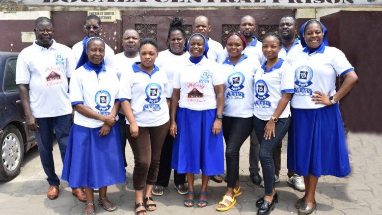 Sœur Caroline Acha et son &eacute;quipe &agrave; la prison centrale de New-Bell &agrave; Doula.
