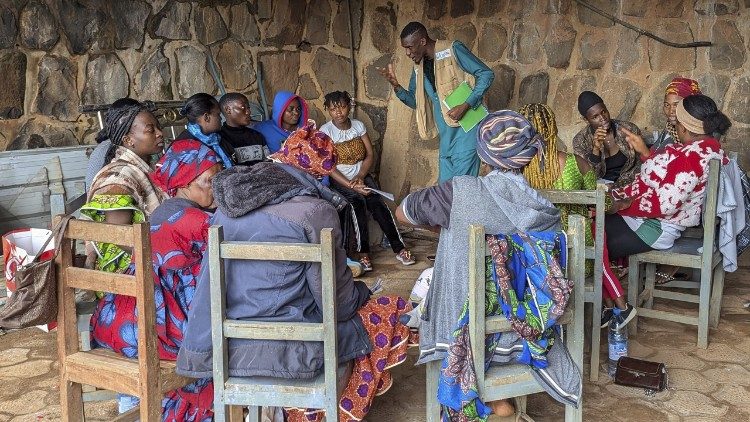 In a neighborhood in Bamenda, Northwest Region of Cameroon, a Caritas staff trains a group of women on business skills. The training is part of the livelihood component of the Anglophone Crisis Emergency Response project (ACER). Photo by Eugene Ringnyuy/CRS