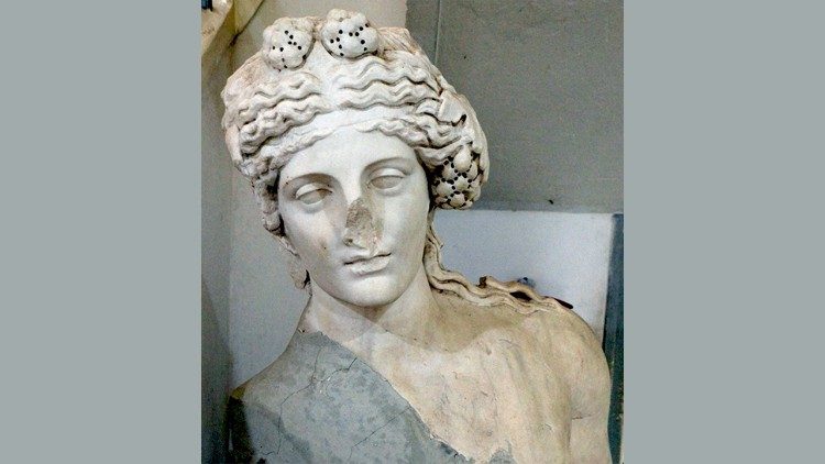 Testa marmorea di Apollo nel Museo archeologico di Annaba