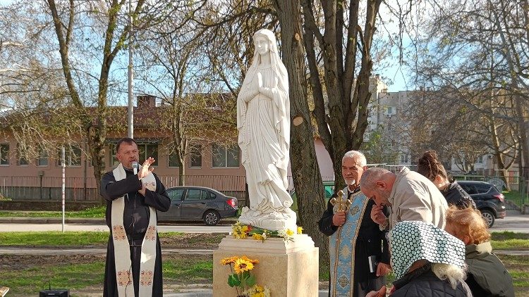 Освещаване на статуята на Дева Мария в Белене