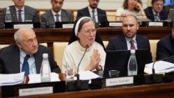 Al centro della foto suor Helen Alford, presidente della Pontificia Accademia delle Scienze Sociali 