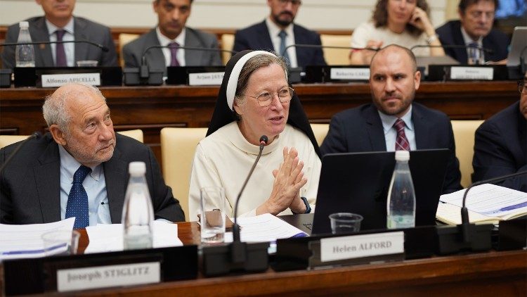 Al centro della foto suor Helen Alford, presidente della Pontificia Accademia delle Scienze Sociali 