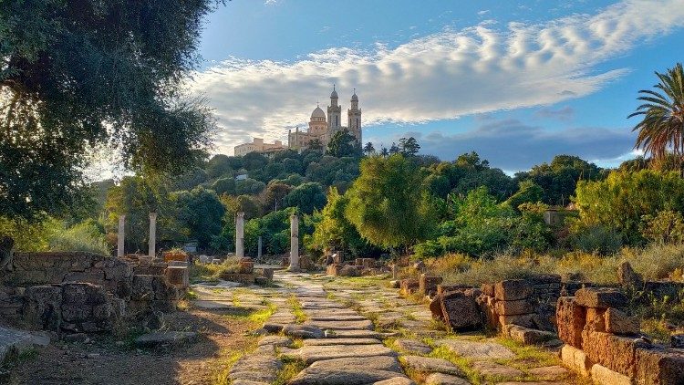 Le rovine di Ippona e sulla sfondo la basilica di sant'Agostino ad Annaba
