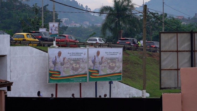 Plakate in der Hauptstadt Yaound&eacute;
