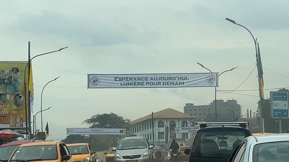 En las calles de Yaundé varios carteles han sido desplegados con frases en inglés y francés que reflejan la expectativa de la población. 