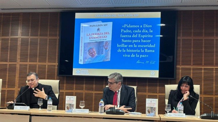 Monseñor Lucio Adrián Ruiz, padre Antonio Allende Carmen, y Magallón Dueñas en la  Universidad Pontificia de Comillas