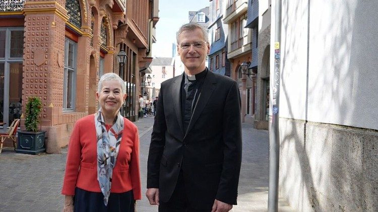Irme Stetter-Karp, Präsidentin des ZdK, und Bischof Heiner Wilmer, Vorsitzender der Deutschen Bischofskonferenz, in Frankfurt 