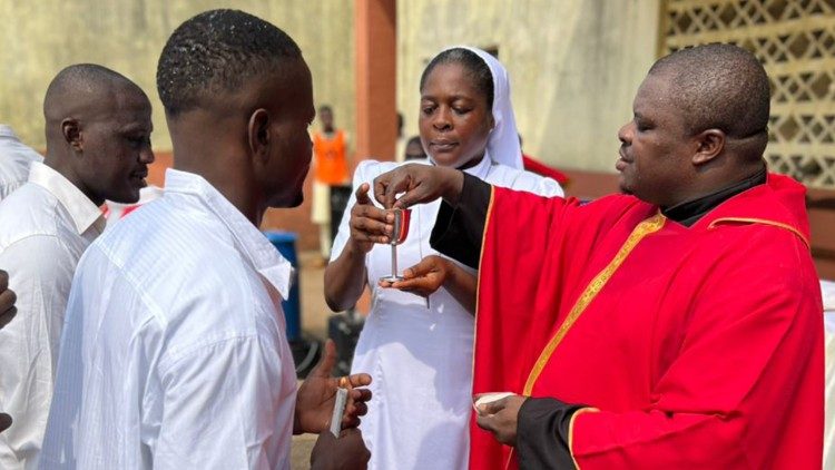 C&eacute;l&eacute;bration de la messe dans une prison.