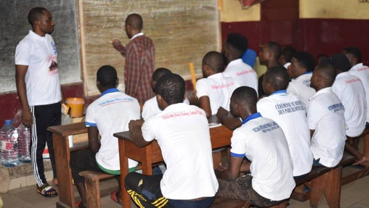 Des détenus suivant des cours de formation en prison dans l'archidiocèse de Douala.