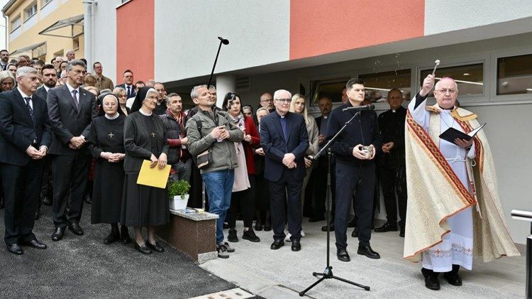 Biskup Vlado Razum blagoslivlja Prihvatilište "Križ" na Vrhovcu u Zagrebu (Foto: Studio "E")