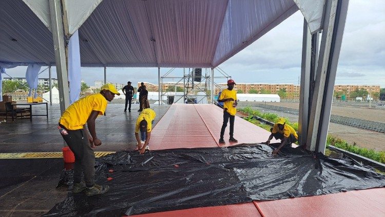 Vorbereitungen f&uuml;r die Papstmesse in Luanda