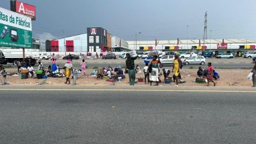 Nelle periferie di Luanda in attesa delle parole di pace e riconciliazione del Papa