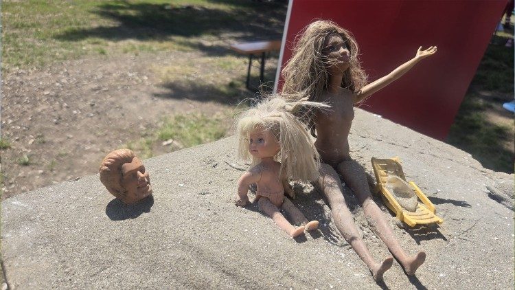 Un'esposizione dei rifiuti spiaggiati al Villaggio per la Terra per mostrare l'impatto umano sull'ecosistema
