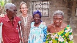 Suor Pascale Nicolas con i pazienti del lebbrosario