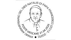 El servicio postal del Vaticano ha emitido un matasellos especial con motivo del primer aniversario de la muerte del Papa Francisco, que tuvo lugar el 21 de abril de 2025.