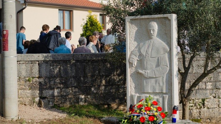 Reljefna ploča biskupu Jurju Dobrili pred njegovom rodnom kućom (Foto: Nataša Ladavac)