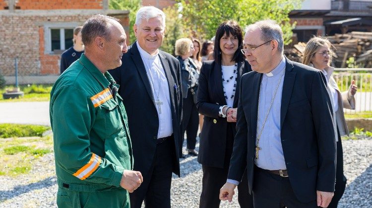 Biskupi Bože Radoš i Vlado Košić u Petrinji  (Foto: Sisačka biskupija)