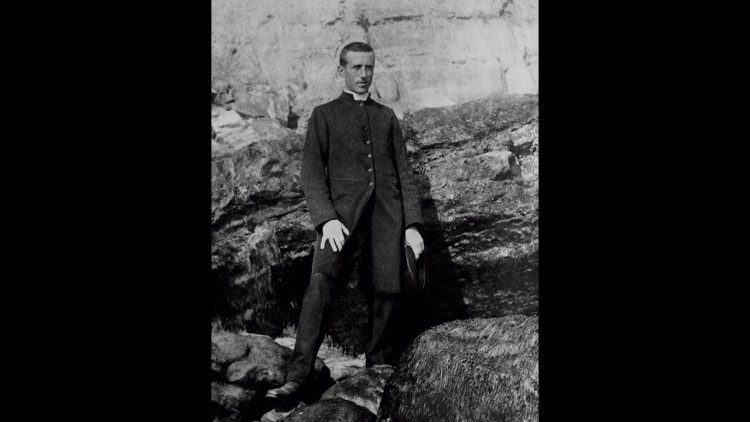 Pierre Teilhard de Chardin em uma fotografia tirada entre setembro de 1908 e julho de 1912.