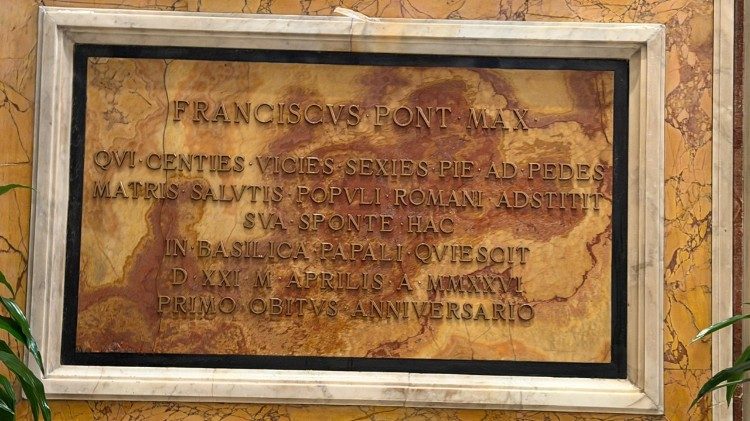 Pamětn&iacute; deska věnovan&aacute; papeži Františkovi v Paolinsk&eacute; kapli